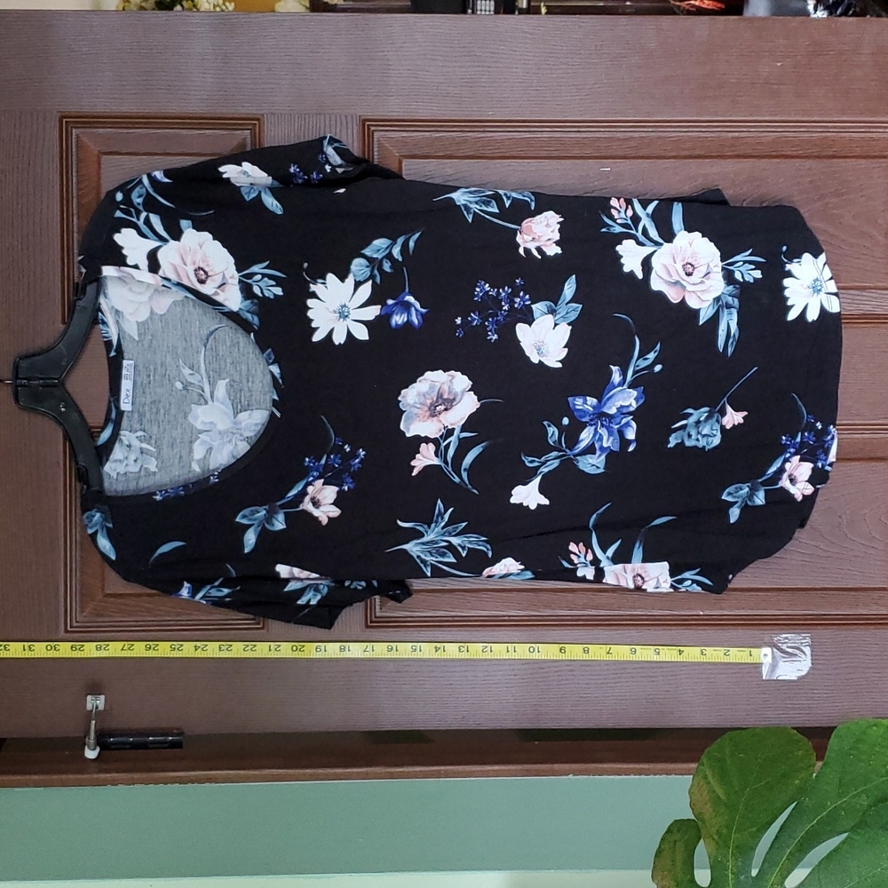 Black short sleeve top with flowers